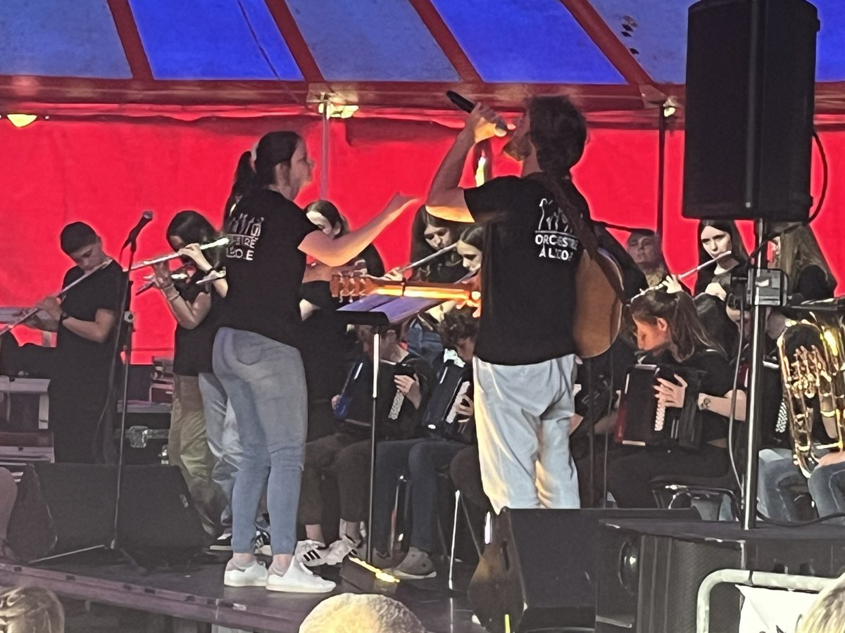 AndreMARTIN126's tweet image. Ce jeudi, nous avons officiellement lancé le festival Souslechapiteau D'Orée D'anjou à Liré - nous étions nombreux apprécier la prestation de notre orchestre à l’école réunissant nos 2 collèges Pompidou et St Benoit - bon festival à tous et notamment aux bénévoles mobilisés