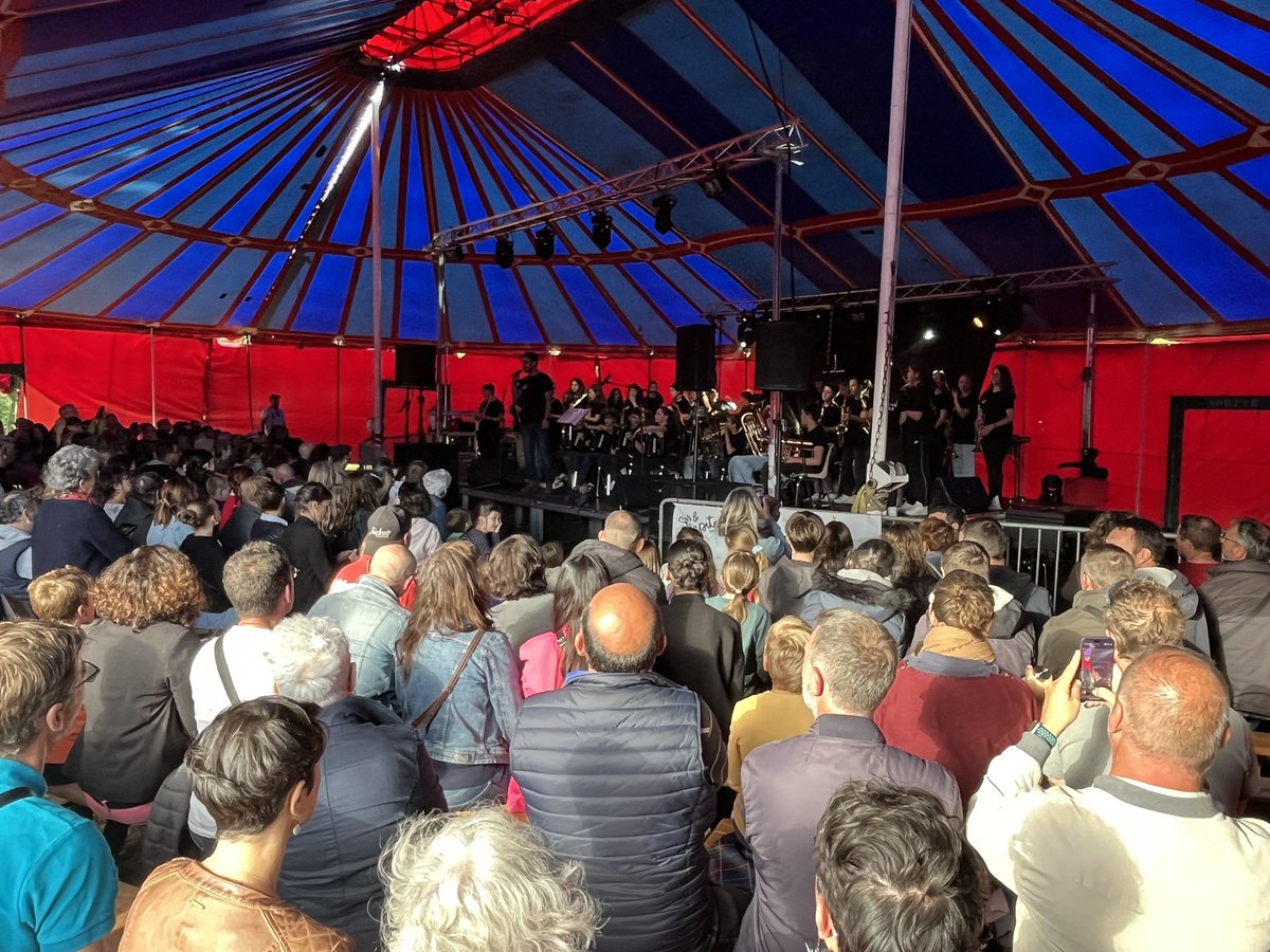 AndreMARTIN126's tweet image. Ce jeudi, nous avons officiellement lancé le festival Souslechapiteau D'Orée D'anjou à Liré - nous étions nombreux apprécier la prestation de notre orchestre à l’école réunissant nos 2 collèges Pompidou et St Benoit - bon festival à tous et notamment aux bénévoles mobilisés