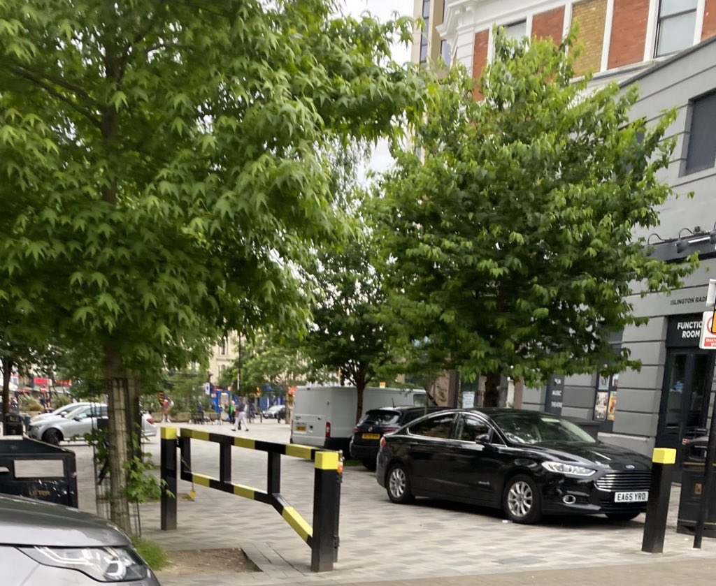 GradingAlex's tweet image. Up to 5 vehicles now on the square now. Archway/Islington is already so car-centric, can we at least keep vehicles off the pedestrianised squares?

There’s a large enough loading/parking area 10 metres away.

@KayaJunction @IslingtonNorth @OllieLCSteadman @TfL @jeremycorbyn