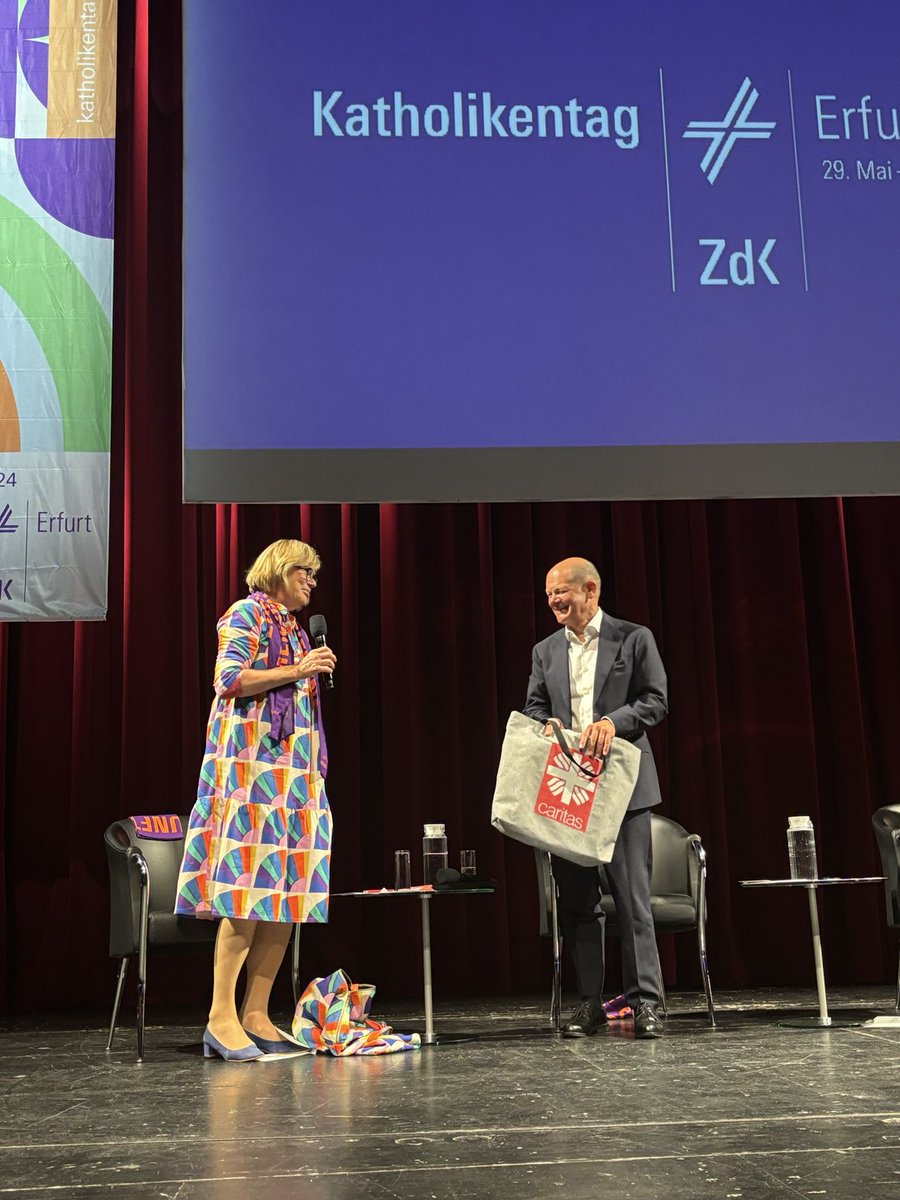 Marc Frings | @mpfrings@troet.cafe (@mpfrings) on Twitter photo <a href="/NYwelskop/">Eva Welskop-Deffaa</a> schenkt dem tiktok-@Bundeskanzler eine nachhaltige @Caritas_web-Tasche. Sieht flotter aus als die olle Ledertasche und trägt dazu bei, dass neue Erfahrungen gesammelt werden! #kt24 <a href="/NYwelskop/">Eva Welskop-Deffaa</a> schenkt dem tiktok-@Bundeskanzler eine nachhaltige @Caritas_web-Tasche. Sieht flotter aus als die olle Ledertasche und trägt dazu bei, dass neue Erfahrungen gesammelt werden! #kt24