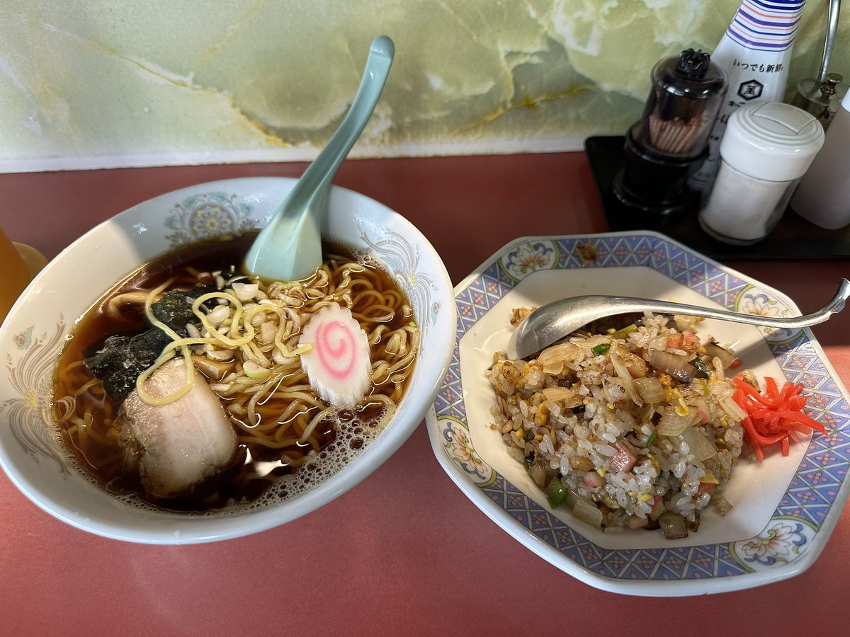 今日の昼ご飯。
郡ダムから10分ほどの町中華を見つけて突撃！
ラーメンと半チャーハンセットをオーダー。
ラーメンは魚介の香りが強くて昔ながらの中華そば。チャーハンは玉ねぎ、ピーマン、ナルトに焼豚の「焼き飯」スタイル。
美味しいけどしょっぱい。💦
違うメニューも食べてみたいと思った。😀