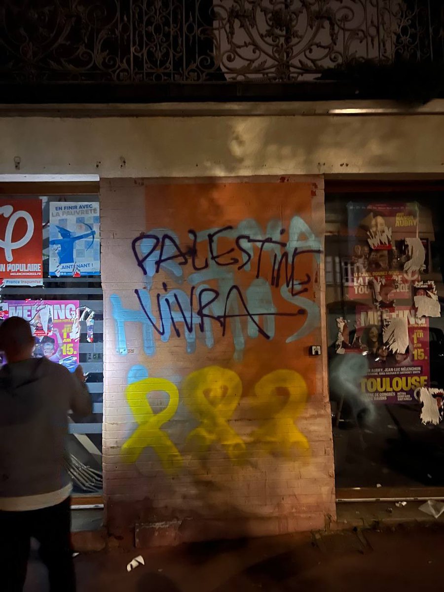 lfi31's tweet photo. 🚨 NOTRE LOCAL VANDALISÉ !

Pour la 3ème fois l’extrême droite et les complices du génocide à Gaza tentent de nous intimider en s’attaquant à notre local !

Nous ne céderons pas. Rendez-vous DEMAIN, ce Samedi 1er juin au grand meeting de Toulouse ! ✊

#ContreLaCensure https://t.co/CfKzss5bM9