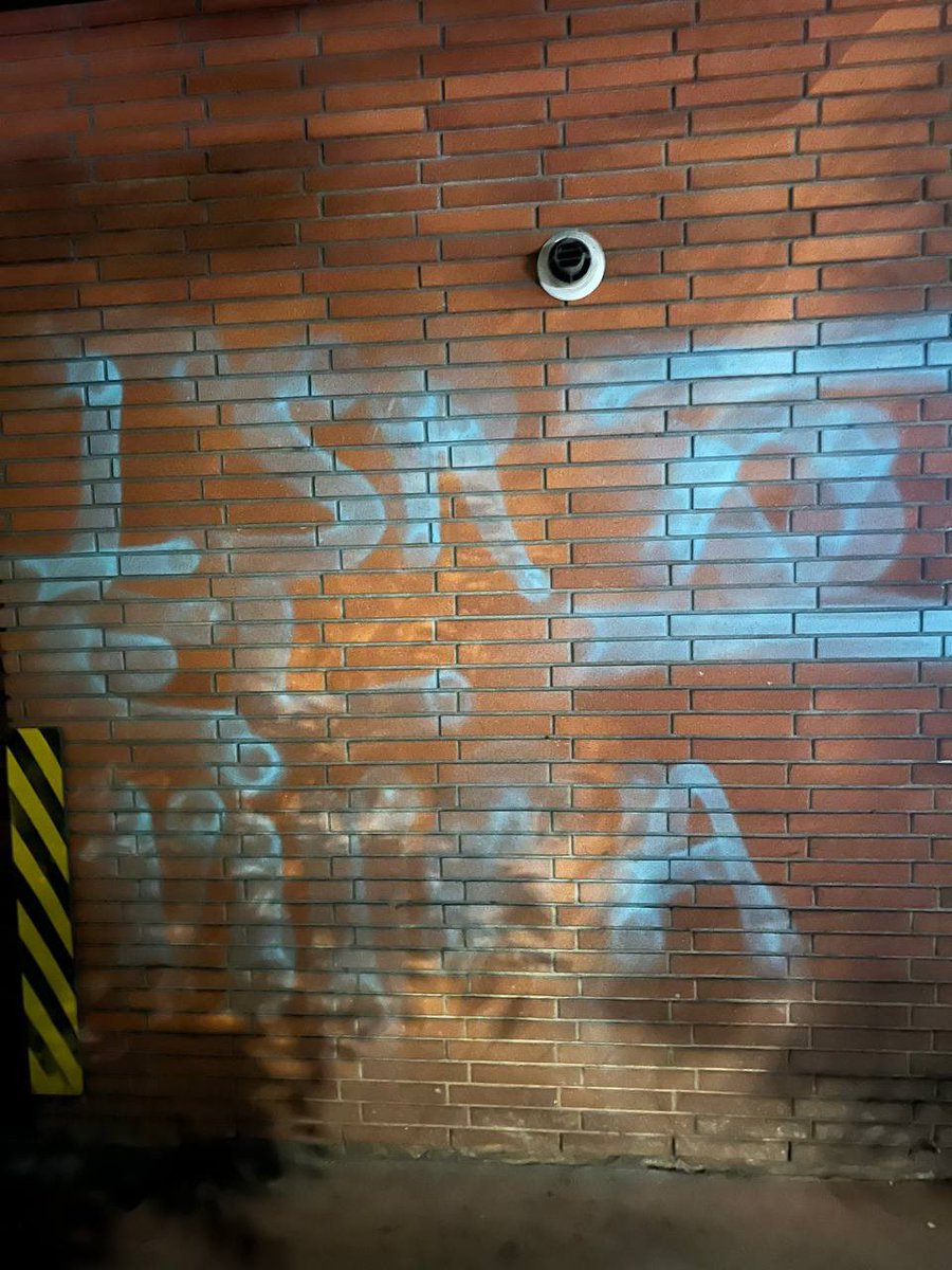 🚨 NOTRE LOCAL VANDALISÉ !

Pour la 3ème fois l’extrême droite et les complices du génocide à Gaza tentent de nous intimider en s’attaquant à notre local !

Nous ne céderons pas. Rendez-vous DEMAIN, ce Samedi 1er juin au grand meeting de Toulouse ! ✊

#ContreLaCensure