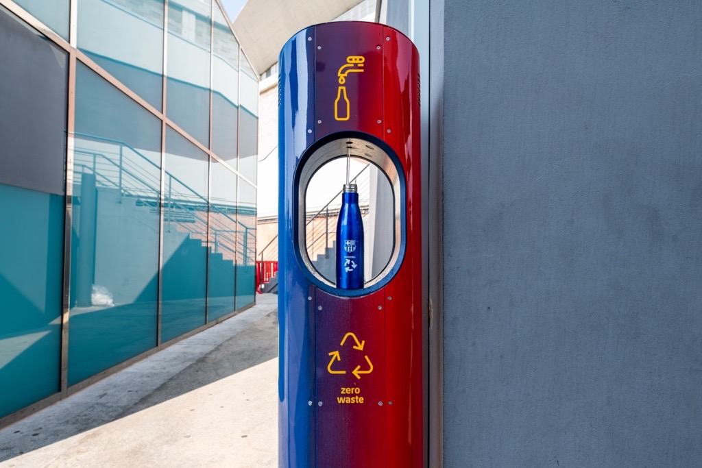 El Club sigue mostrando su compromiso por convertirse en una entidad más sostenible. Sigue ofreciendo agua filtrada de calidad y gratuita a sus visitantes, consiguiendo disminuir los plásticos desechables y reduciendo las emisiones de CO2 asociadas. 

En 1 año se ha generado el