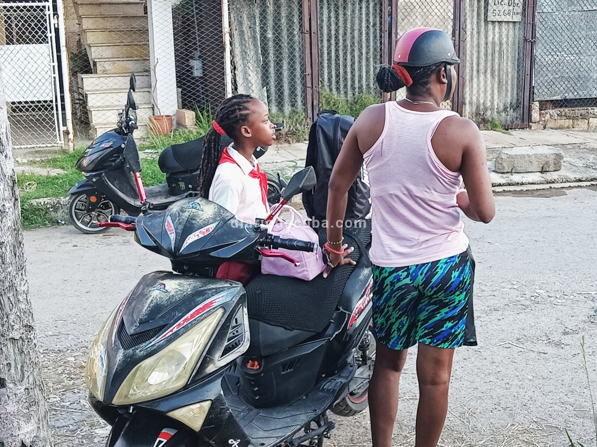 FOTOS DE #Cuba: La hora de entrar a la escuela en #LaHabana. #BuenosDías, a pesar de la dictadura. Te esperamos en #DiarioDeCuba: diariodecuba.com 📸: DDC, 2023