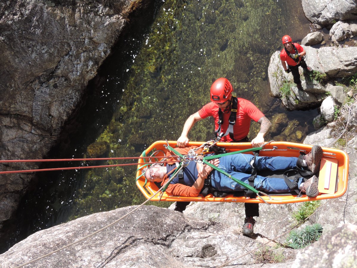 Pompiers03's tweet photo. [#SMPM]
👉Un groupe de sauveteurs en milieu périlleux et leurs encadrants se sont rendus durant 3 jours dans les gorges d’Héric dans l’Hérault afin de parfaire leurs connaissances des techniques d’évacuation de personnes.
🙏@PompiersHerault
.
.
📷S.BOISSERY/SDIS03 https://t.co/HLDN2M9BY1