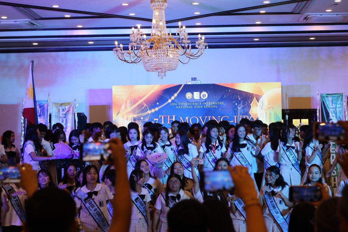 alkyzun's tweet photo. ito ang awit ng pahimakas<3 thank u so much sa 4 years my batch maringal:) i was able to live and love my life sa lipasay thanks to yall and lalo na sa mga closest friends ko (ykwya) i love you all sm, i will be rooting for u guys sa shs journey nyo>< see u when i see u https://t.co/mt2WpekX1Y