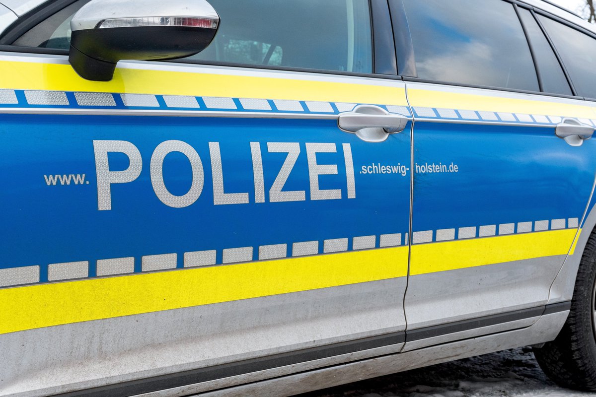 In Geesthacht bei Hamburg ist es am Donnerstag zu einem brutalen Vorfall in einer Schule gekommen. Ein 13-jähriger polizeibekannter Junge stach mit einem Messer auf seinen 12-jährigen Mitschüler ein. Das Opfer musste mit schweren Rückenverletzungen ins Krankenhaus.