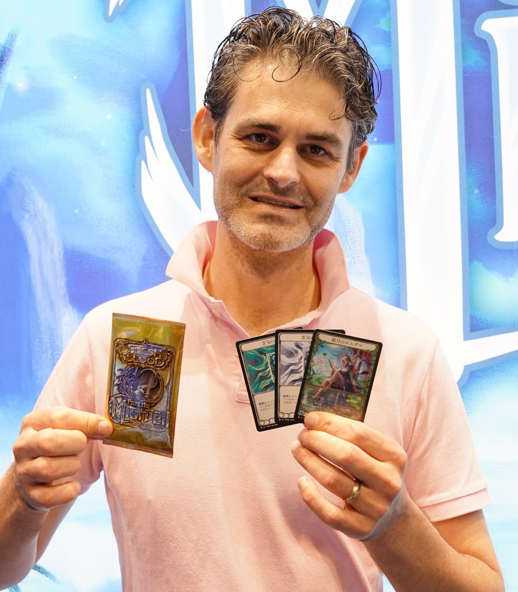 【読者プレゼント】

ニュージーランド発のTCG『Flesh and Blood』の新セット「霧隠の秘境」発売👊

ゴールデンパックから出現した《新月のエニグマ》と色違いトークンの3枚セットを抽選で1名様にプレゼント！

なんと CEO James Whiteさんのサイン付きです😲

応募条件は以下の通り！
1⃣<a href="/KAI_YOU_ed/">KAI-YOU（カイユウ）</a>