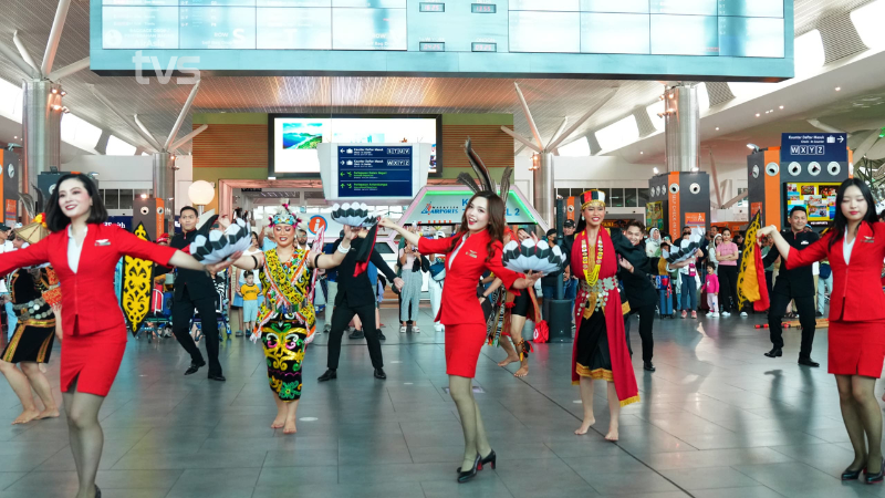 Penumpang di Lapangan Antarabangsa Kuala Lumpur Terminal 2 (KLIA 2) dihiburkan oleh warga kerja AirAsia dan penari 'Perseni Bah' untuk meraikan kepulangan mereka yang pulang ke kampung halaman bagi menyambut Pesta Keamatan dan Hari Gawai Dayak. (1/2)

📸 Faitullah Morni (TVS)

📱