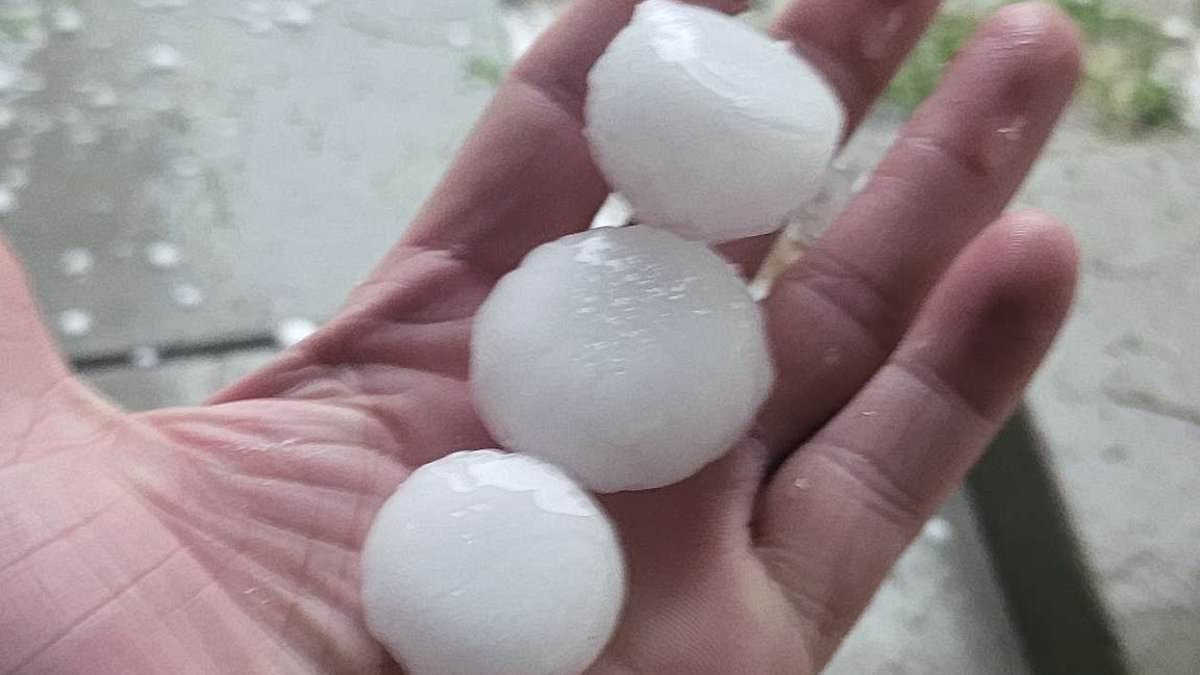 DailyMail's tweet photo. Denver lashed with BASEBALL sized hail amid intense storms with more extreme weather predicted in the Rocky Mountain State https://t.co/XNSRh4VHsp https://t.co/JzFe8Fs15z
