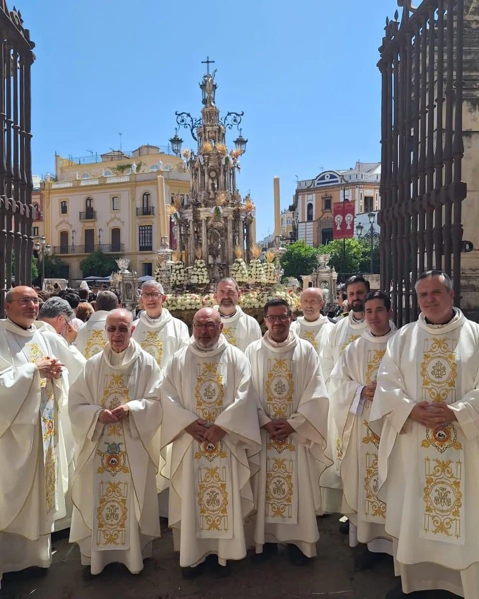 UniCurasSevilla's tweet photo. Un año más doce sacerdotes miembros de la Iltma. Universidad de Curas de Sevilla, acompañaron a Jesús Sacramentado en el día del Corpus Christi, haciéndonos así custodios y compañeros de camino del Señor. Este año hemos estrenado casullas con el escudo de nuestra institución. https://t.co/Tp2aHVUXmc