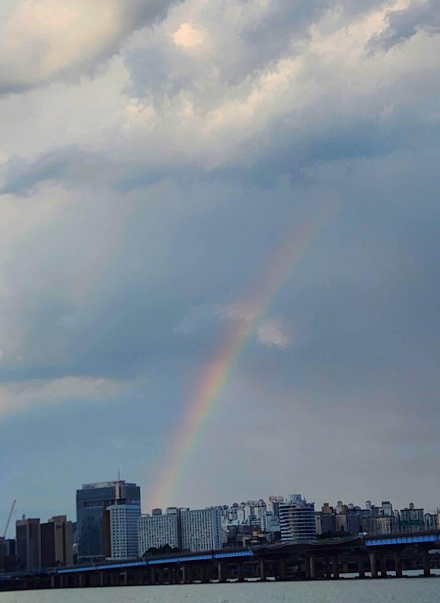 There's a rainbow at the venue. Beautiful thing welcoming your new album, Junmyeonnie 🥹 #1to3SUHOisHere #수호_점선면_1to3 #SUHO #수호
