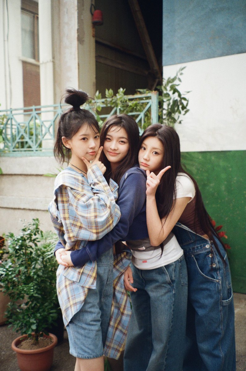 illitupdates's tweet photo. [PHOTO] 240531

'Lucky Girl Syndrome' MV Film Photos Behind | #ILLIT

🧲 https://t.co/v32VqLFcEQ

#아일릿 @ILLIT_official @ILLIT_twt https://t.co/JcDMxR7LZi