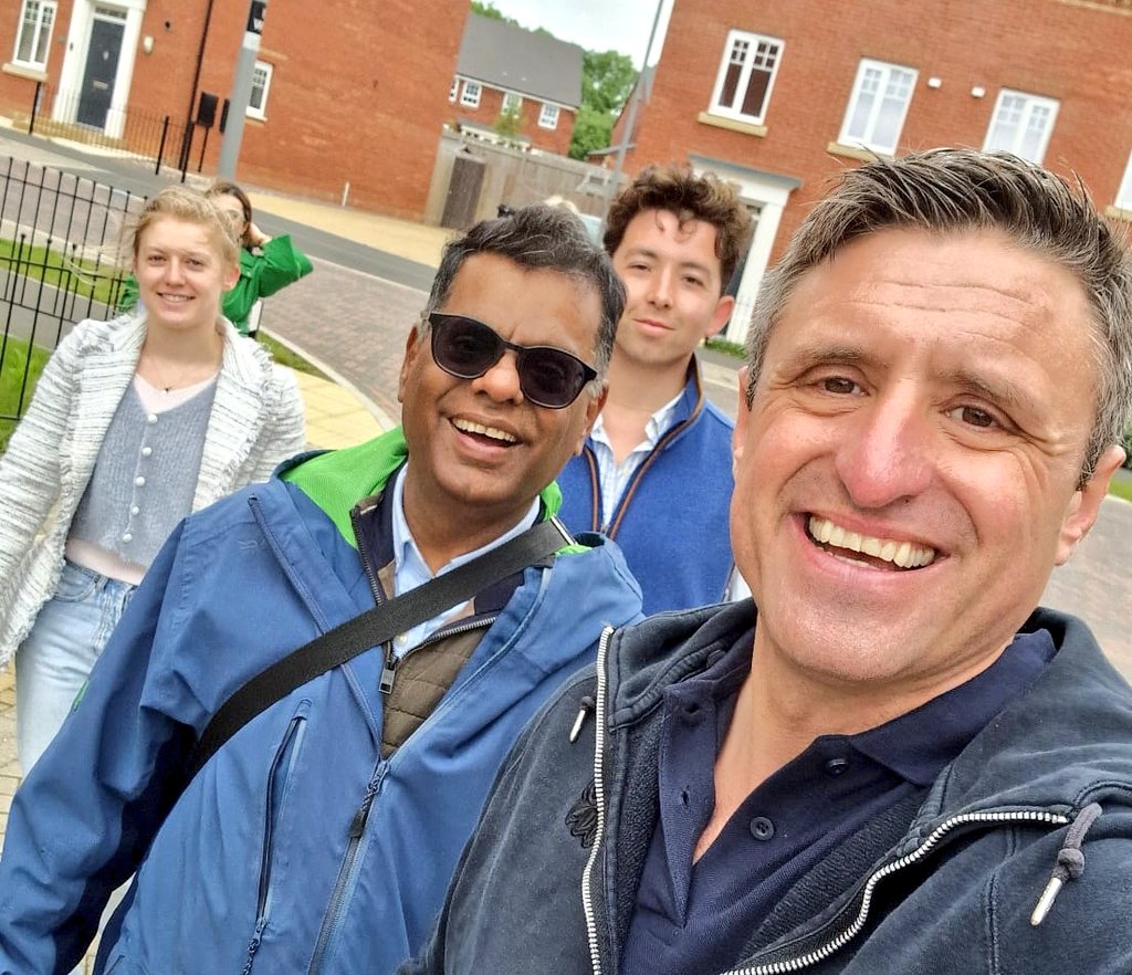 Brilliant to have @Conservatives Party chairman @RicHolden join our fab team chatting to folk on the doors in Fairfields this morning - great reception so far from local residents 🔵