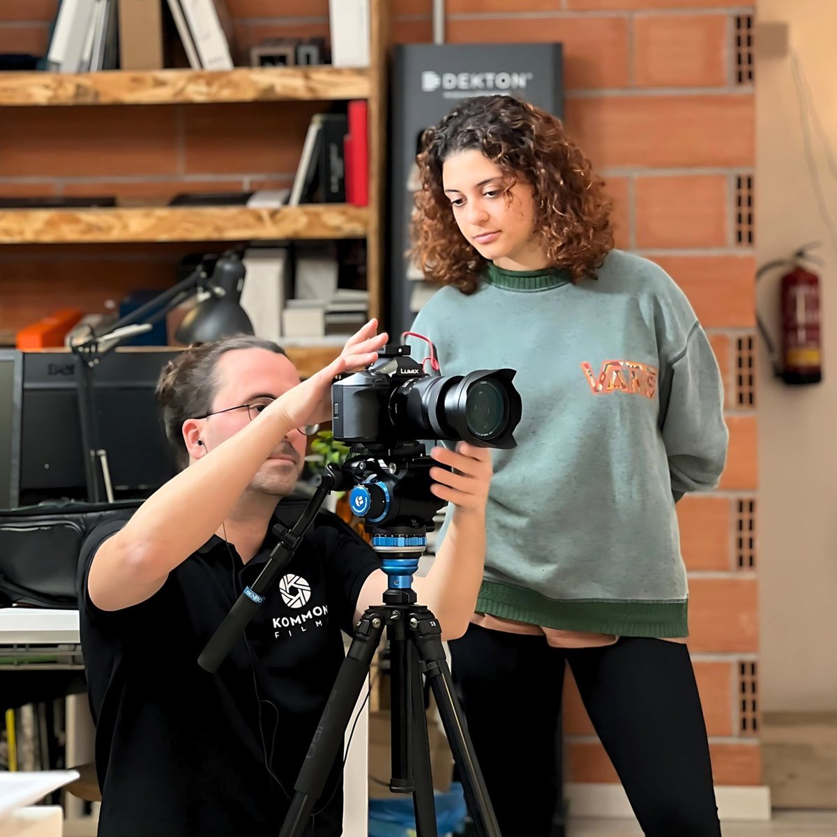 KommonFilms's tweet photo. Aquesta setmana l'Alba acaba les pràctiques a Kommon Films. Només podem donar les gràcies per haver-nos triat, de tot cor.

Hem après molt de tu, de la teva actitud, del teu talent, del teu ARTE. 

Tens un futur brillant davant teu✨

#kommonfilms #student #lerarning #kommoncrew https://t.co/VjBcgJIJz6