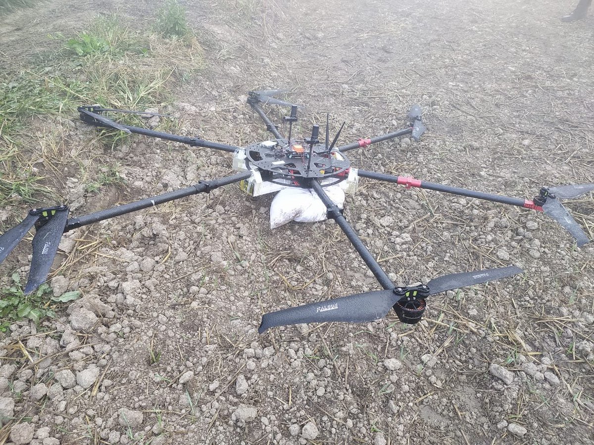 ShivanshRa40949's tweet photo. 2nd Pak drone shot down by #AlertMahilaPrahri BSF women guards in Tarn Taran of Punjab border and reocverd 6.5 kg narcotics.
#PakDroneShotDown #TwoDronesDowned #AlertBSF
#TeJran #MalaikaArora #KanganaRanaut #PushpaInRussia https://t.co/g16IopcMjE