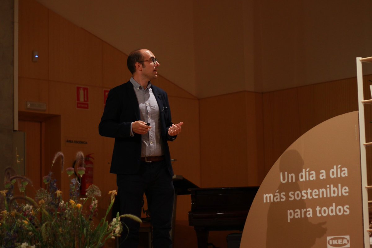 Nuestro primer ponente es Alberto Arenal (<a href="/albarenal/">Alberto Arenal</a>) jefe del Area de Innovación de la AIE (sociedad de Artistas, Intérpretes o Ejecutantes de España) y docente-investigador en la @uneduniv y @somosupm.
¡Es un lujo tenerte aquí!  🔝🎶