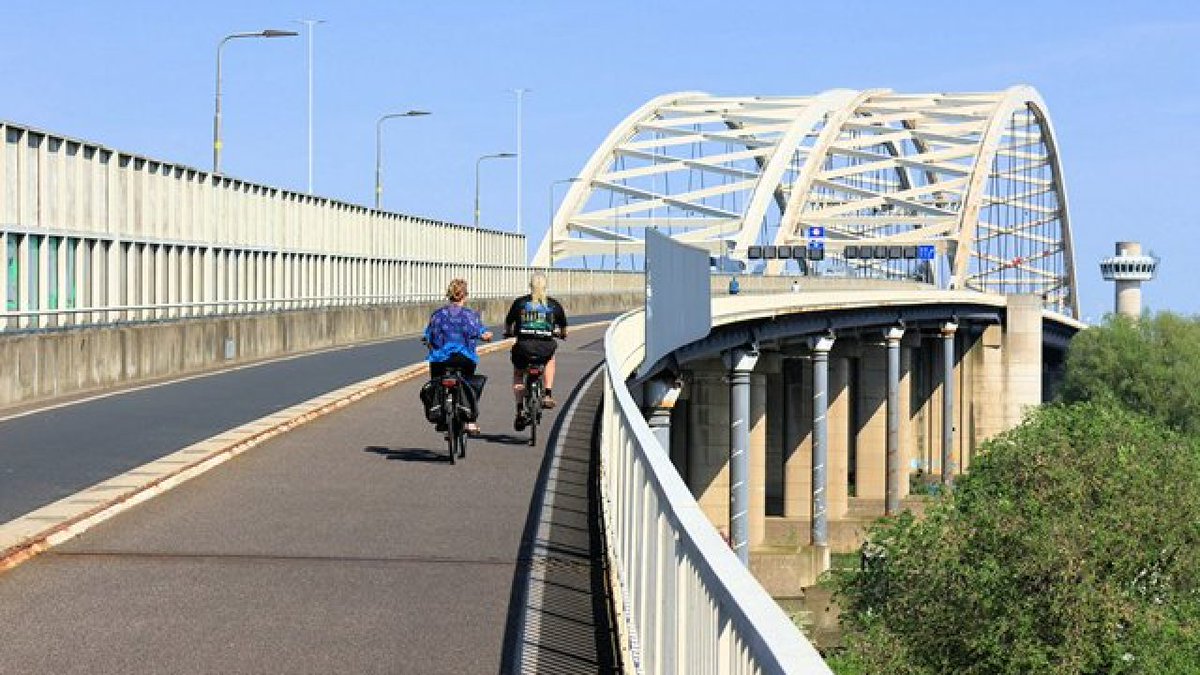 Onderhoud aan fietspad Brienenoordbrug 🚧👷‍♂️

Het (brom)fietspad op de Van Brienenoordbrug gaat er twee weken uit in de maand juli, namelijk van maandag 15 tot en met zaterdag 28 juli!

Lees meer via  👉 shorturl.at/GfwqJ

#Beverwaard
