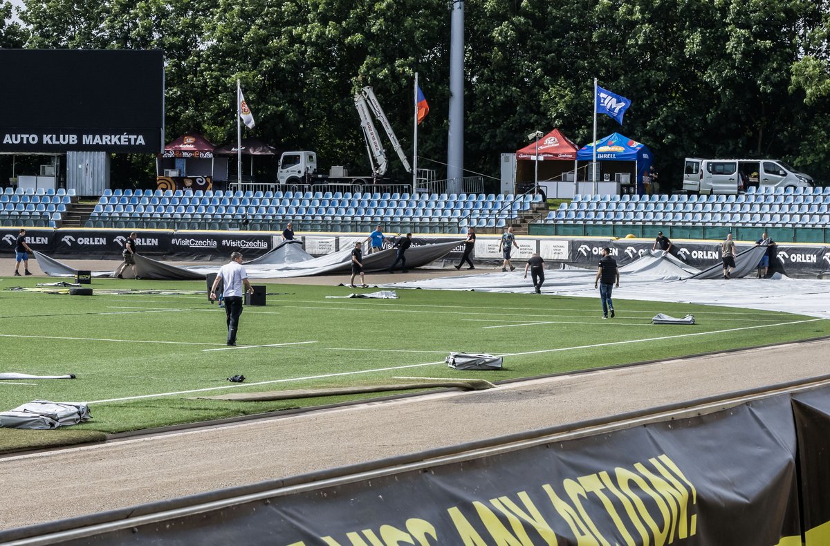 With rain forecast over the next 24 hours, the Speedway GP track covers are being laid to protect the Prague racing surface ahead of Saturday’s #CzechSGP 🇨🇿 Catch the world’s top riders in action as Marketa Stadium stages its record-breaking 30th #FIMSpeedwayGP