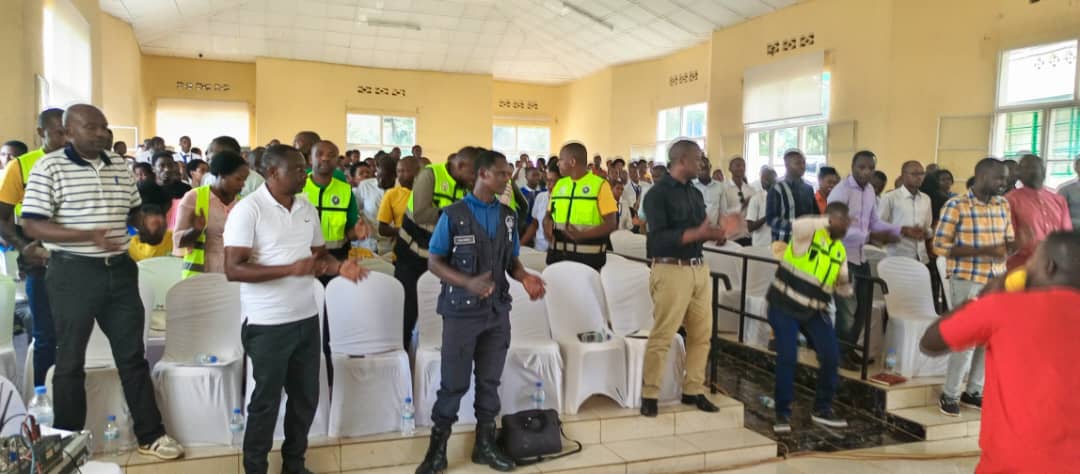 flashfmrw's tweet photo. Urubyiruko mu karere ka @Nyamasheke  rwasabwe gufata iya mbere mu kwitwara neza no gufasha abafite intege nke ngo babashe gutora neza mu matora y'umukuru w'igihugu n'abadepite ateganyijwe muri Nyakanga uyu mwaka @RwandaElections https://t.co/qeftjvc3GK
