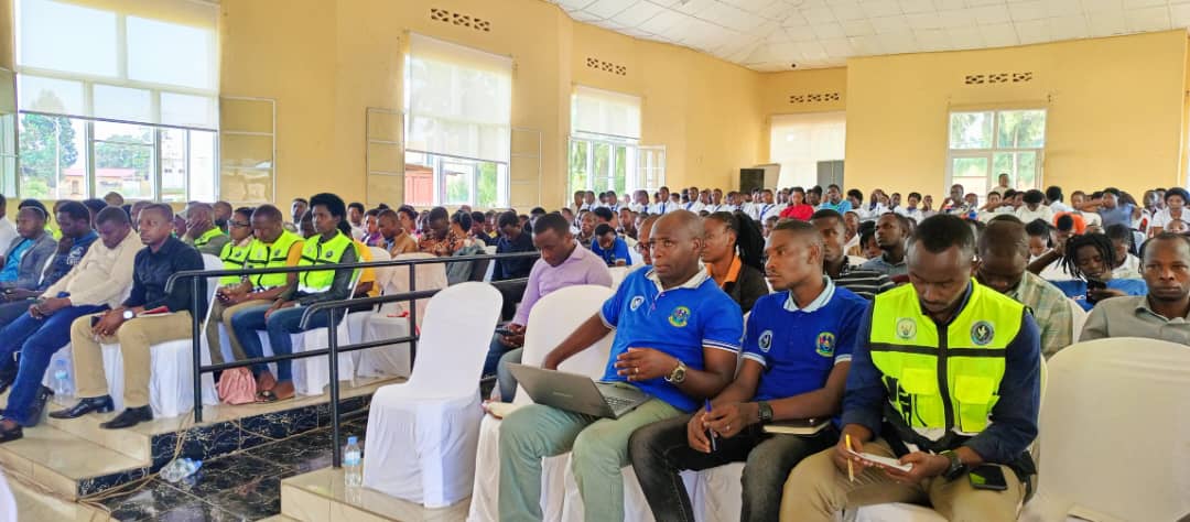 flashfmrw's tweet photo. Urubyiruko mu karere ka @Nyamasheke  rwasabwe gufata iya mbere mu kwitwara neza no gufasha abafite intege nke ngo babashe gutora neza mu matora y'umukuru w'igihugu n'abadepite ateganyijwe muri Nyakanga uyu mwaka @RwandaElections https://t.co/qeftjvc3GK