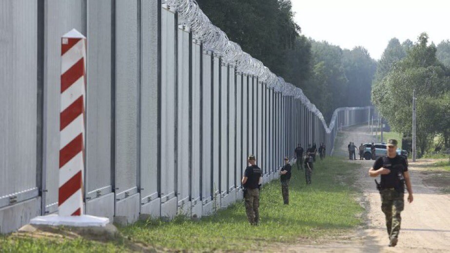 BREAKING: 2 Polish soldiers hospitalized after migrant attack near the border wall with Belarus. Both soldiers suffered facial injuries requiring surgery. A Polish border guard was stabbed by a migrant through the wall just a few days ago. Russian/Belarusian hybrid warfare