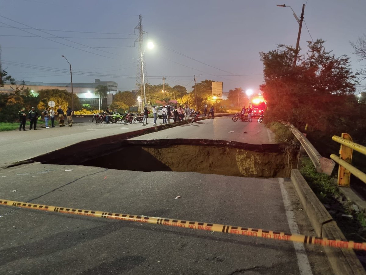 CaracolBquilla's tweet photo. Tres muertos y cuatro heridos deja colapso de una calzada en el puente de la calle 30 con circunvalar.
https://t.co/qWRDRbqQvZ https://t.co/naXWE9jNoy