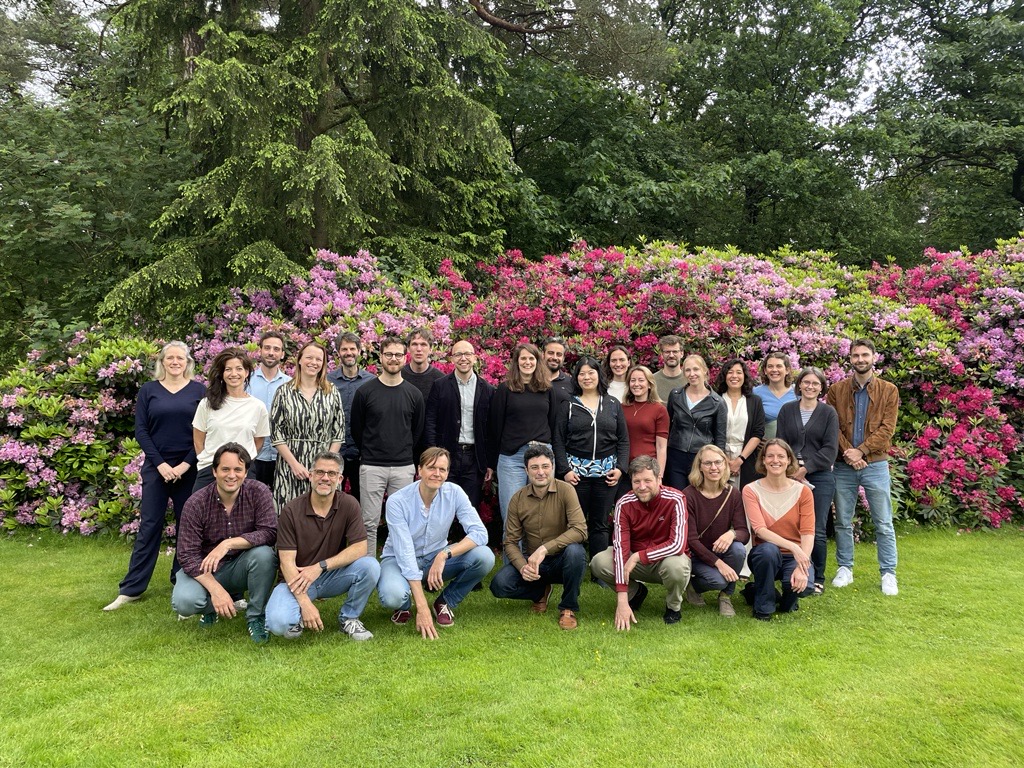 DeJongeAkademie's tweet photo. Wat een inspirerend ledenweekend hadden we bij De Jonge Akademie! Vorig weekend doken we samen met onze leden in het thema #DeepDemocracy. We leerden over inclusieve besluitvorming en hoe we iedereen een stem kunnen geven. 

Benieuwd naar onze leden?  https://t.co/7PaRdbT6V7 https://t.co/3GylnQ2gmo