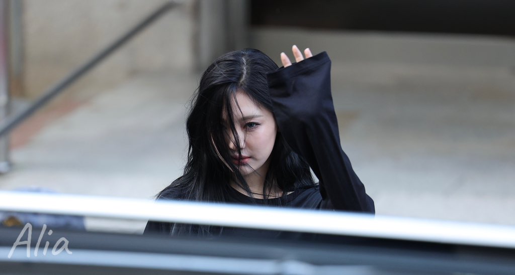 240531 KBS #aespa #에스파 #닝닝 #NINGNING #Ningning #ningning #宁艺卓 
The wind is funny today.