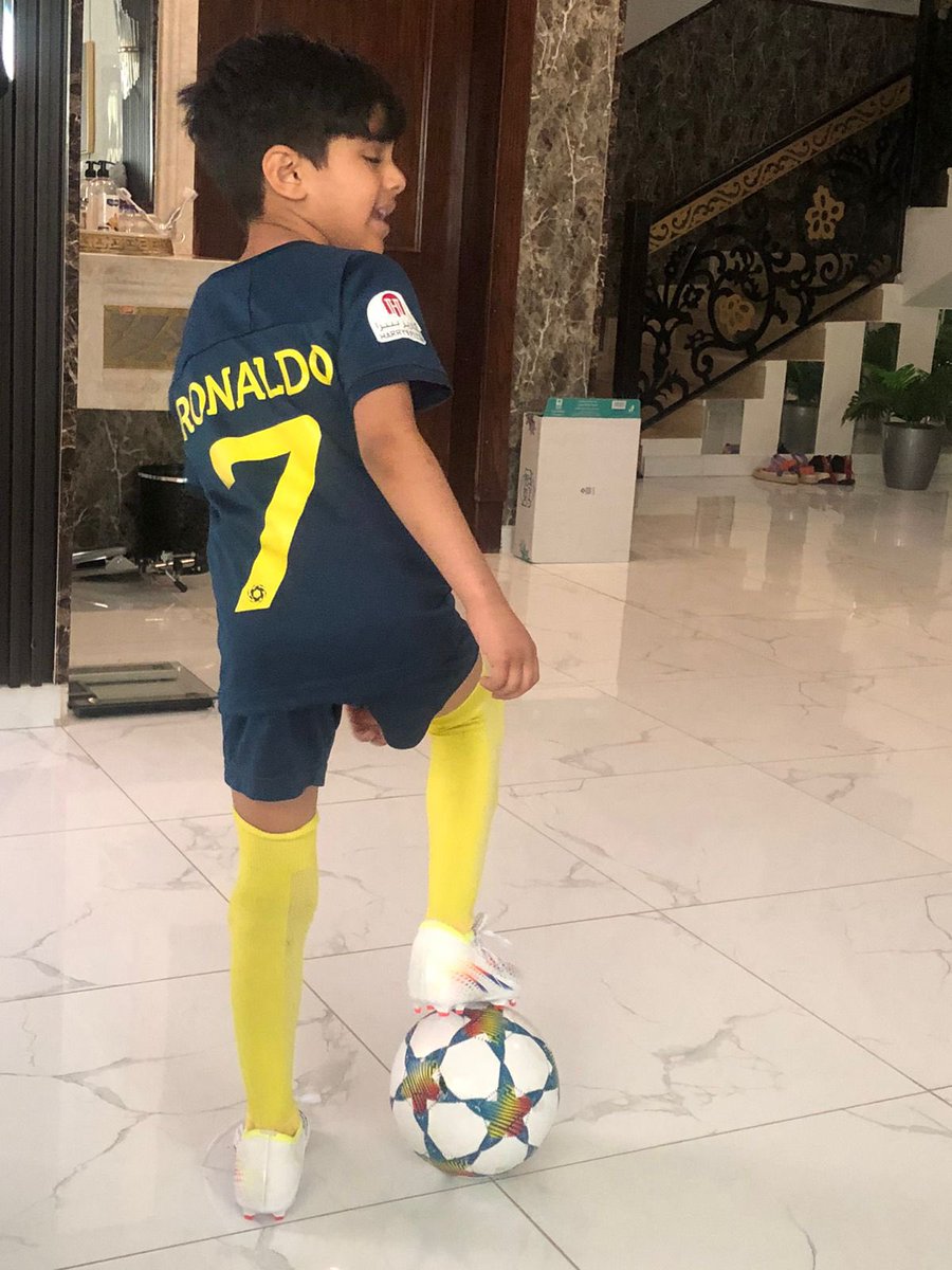 bishi_10's tweet photo. يوم نصراوي بإذن الله، 
بقيادة الدون ونجومنا،
 الجميع قادر على تقديم الكأس الغالية لجمهور الشمس، 
ملاحظة: يظهر في الصورة ولدي راكان جاهز ومتحمس للنهائي. 👍💙💛 https://t.co/CeY9L4725i