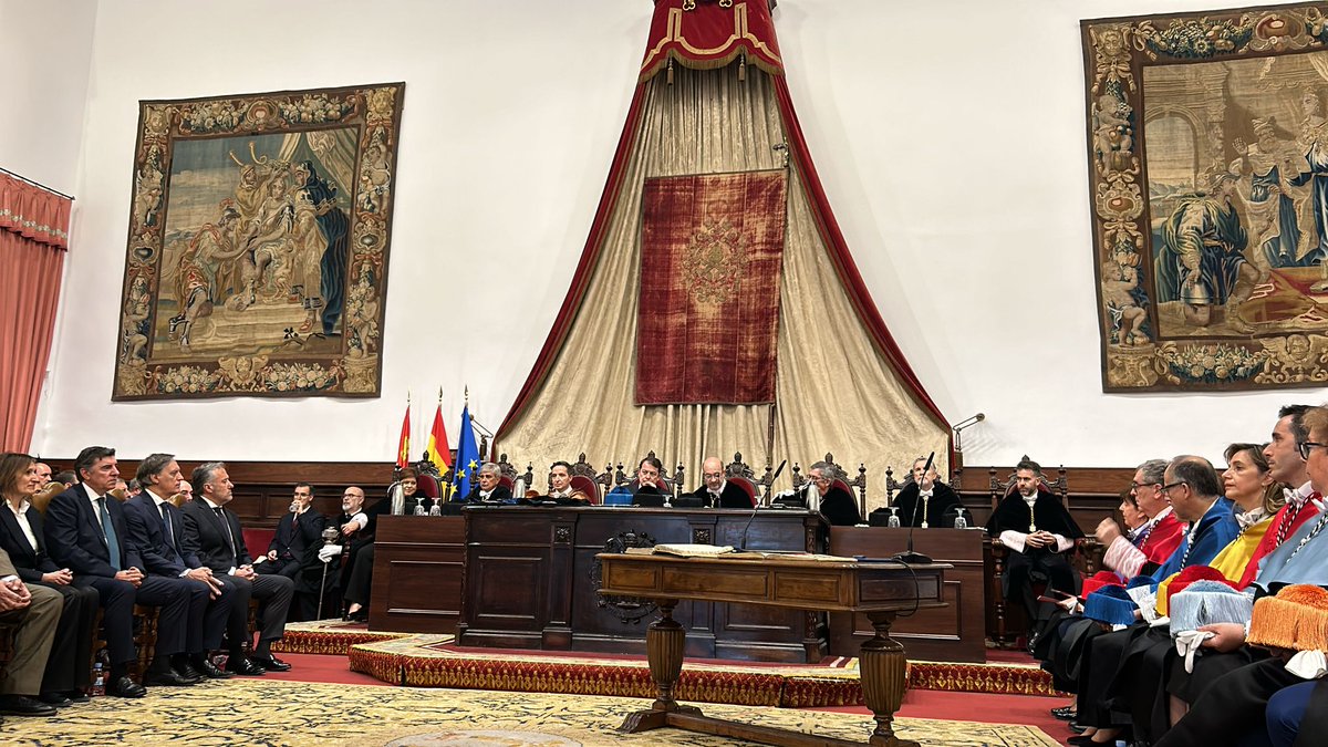 #ICTSNews The former director of the @clpu_icts Luis Roso and the current director María Dolores Rodríguez-Frías together during the inauguration of the new rector of the @usal @corchadojm