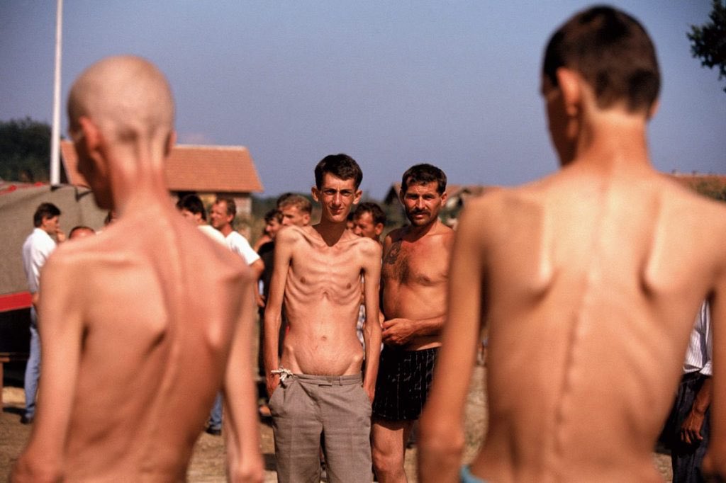 Heute ist der Jahrestag des Genozids in Prijedor, eines der größeren Massaker in Europa nach dem 2. Weltkrieg. Zwischen 1992 und 1993 wurden in der bosnischen Stadt mindestens 3.176 Menschen von serbischen Milizen getötet und über 30.000 Menschen in Konzentrationslager