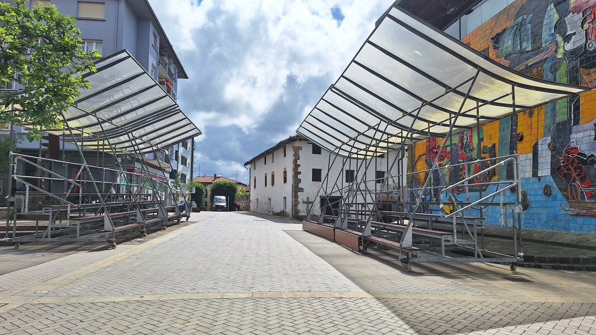 #Usurbil Azpiegiturak muntatu eta frontoi ingurua larunbateko Aitzagaren 30. urtemuga jaialdirako atontzen! Honatx egitaraua:
noaua.eus/usurbil/171715…