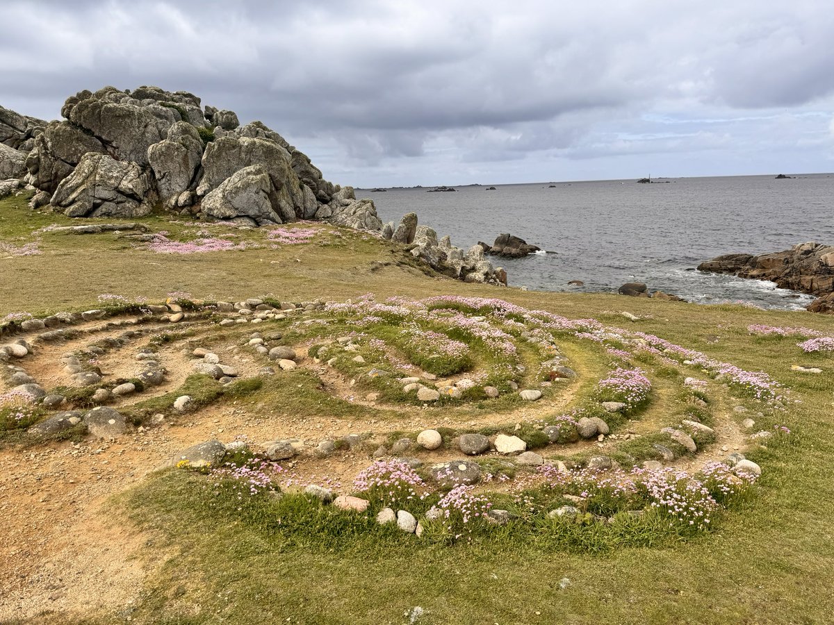 Finishing #Nationalwalkingmonth on holiday, lucky to visit St Agnes on Scilly Isles, where every view is a  postcard @RamblersGB #Footpathfriday  this one is a maze too!