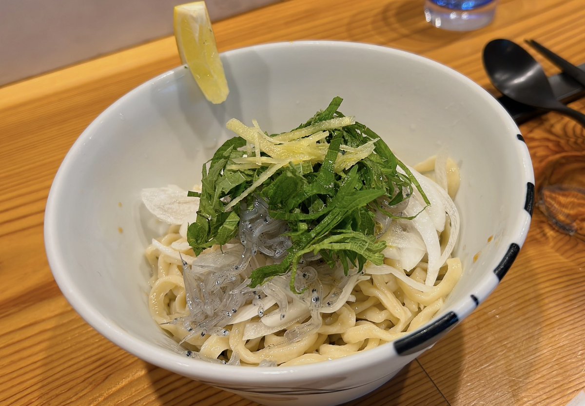 らーめん かねかつ 北浦和
季節のらーめん
生しらすの冷たいまぜそば

今日はひんやりな一日だった為かいつもの時間でも季節🍜が食べられた✨

生しらすの風味と甘み
薬味の彩り、香り
自家製麺の芸術的な食感

馴染みのない生しらす
かねかつさんで素材の魅力に触れ、美味しさを知れるのは最高の贅沢