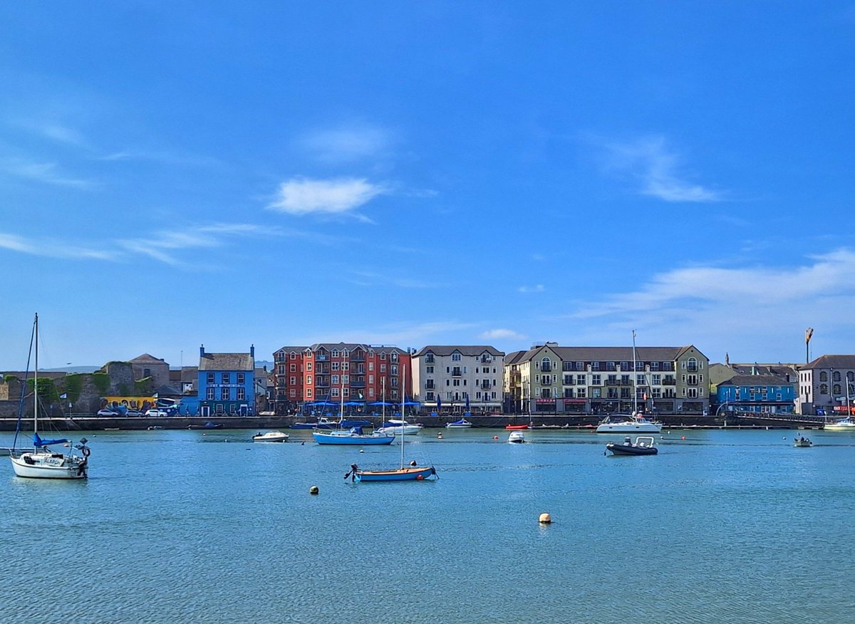 A sunny Friday morning at Dungarvan Harbour, Co Waterford. Hopefully the start of a good weekend of sunshine! @FestTune @mooringsdungarv @DvanChamber @WaterfordANDme @WaterfordCounci @WaterfordGrnWay @Failte_Ireland @ancienteastIRL @DiscoverIreland @discoverirl @GoToIreland