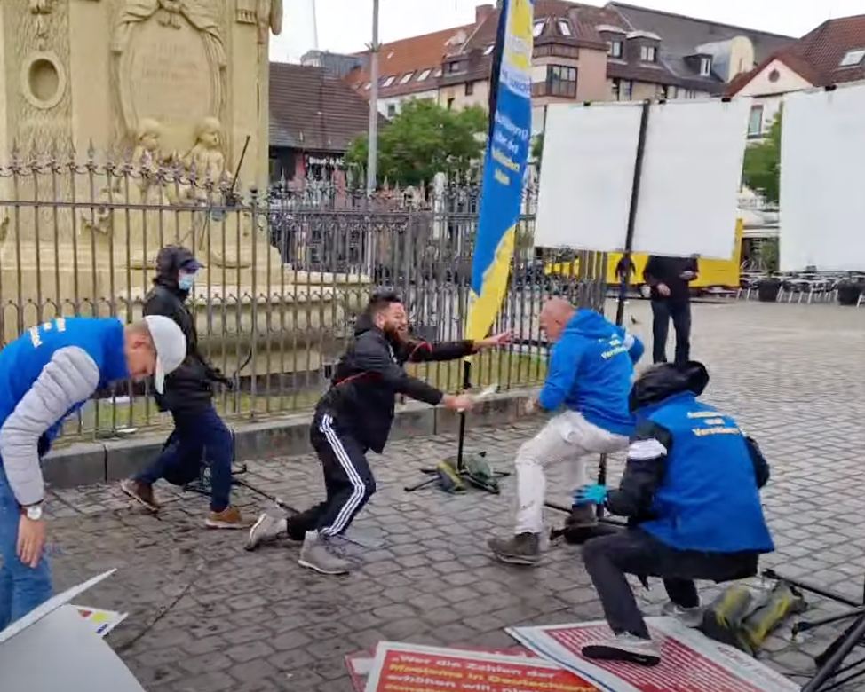 Attack on Islam critic!

⚠️ Watch out: brutal video. Here it is on Telegram:
t.me/martinsellnerI…

🟥 A famous german islam critic, Michael #Stürzenberger was just stabbed at a protest they held in Mannheim, Germany

❗️ A bearded migrant stabbed Stürzenberger and his helpers