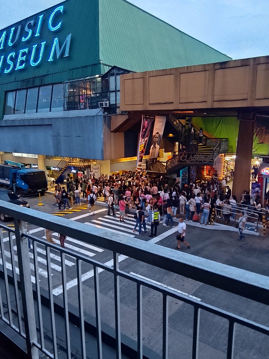 X party!!! Sweethearts and Solids 

Sino sino na ang nandito sa Music museum? Ang dami niyo! hahahaha 

Reply "nandito na ako"  with our tag 

KDLEX BIG DAY CONCERT
