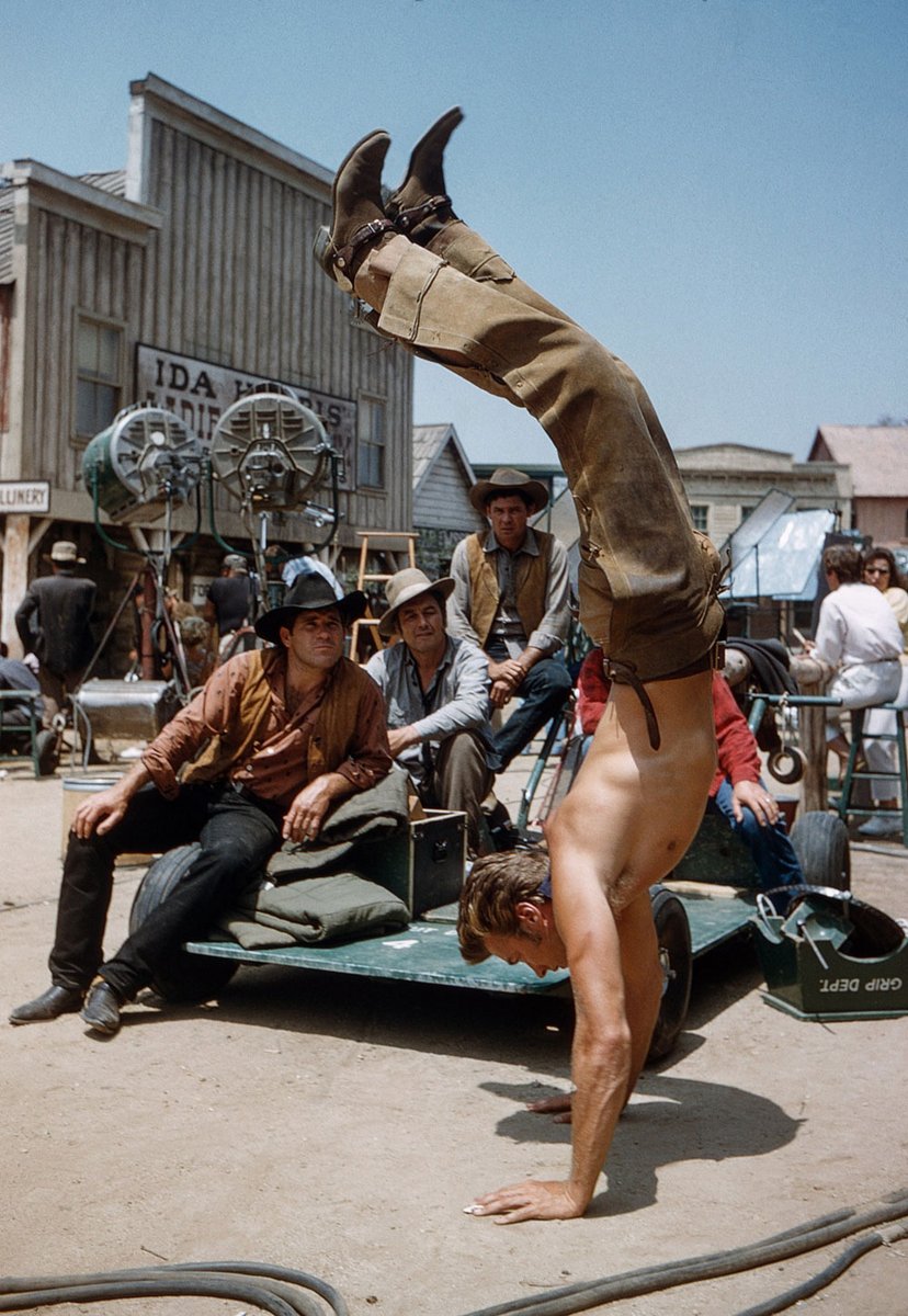 #31maggio | #ClintEastwood sul set della celeberrima serie tv RAWHIDE ('Gli uomini della prateria'): 8 stagioni, 216 episodi andati in onda sulla CBS dal 1959 al 1966. Fotografia di Russ Halford.

Questo ragazzo farà strada. 🫡❤