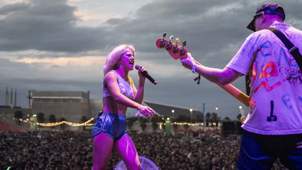 🎸🔥 "Amy Taylor desplega una hipnòtica gimnàstica a l'escenari, un huracà de balls kitsch, robòtics i remenament de pompis que està entre l'Iggy Pop jove i el Mick Jagger més murri". Així va viure el @RicardMartn  el concert d'Amyl and The Sniffers a l'esplanada gran del