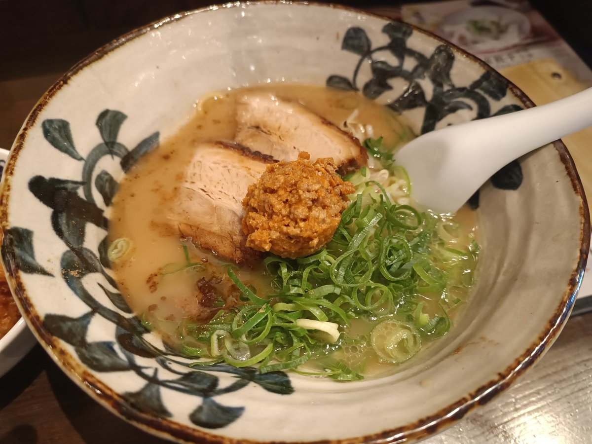 松江　麺屋ひばり
白湯系ってあんま良いイメージないけど、ここはアゴ出汁（飛魚）使ってて深みがあるし美味しかった
サイドメニューも豊富で良いお店