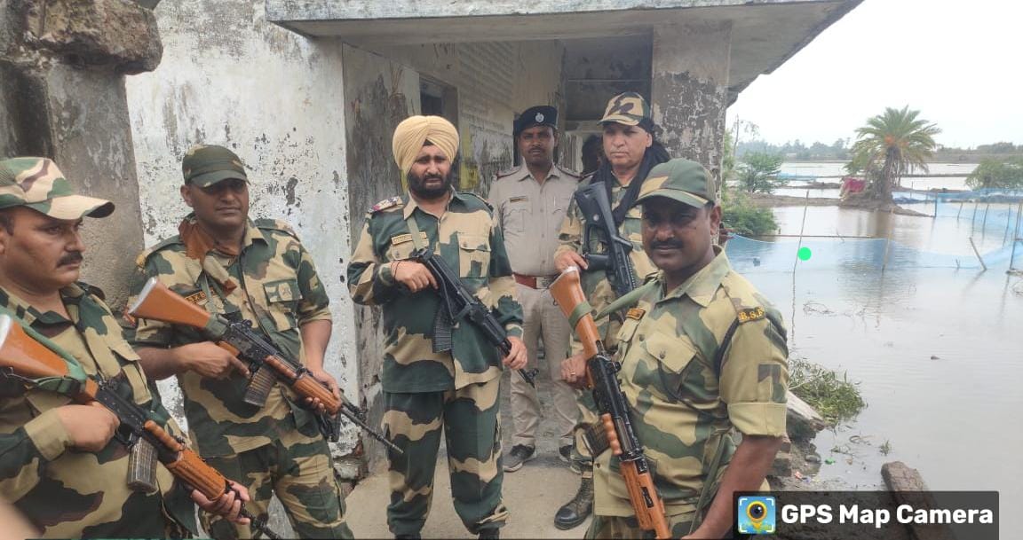 BSF_SOUTHBENGAL's tweet photo. 31.05.2024
In the 7th phase of #LoksabhaElections2024 in #WestBengal,Troops of @BSF_India alongside @WBPolice,stood as guardians of democracy,ensuring a peaceful &amp; secure environment for voters.Their joint efforts exemplify spirit of democracy. 
#VoteForDemocracy
#EveryVoteCounts https://t.co/M9Kfkf1ylT