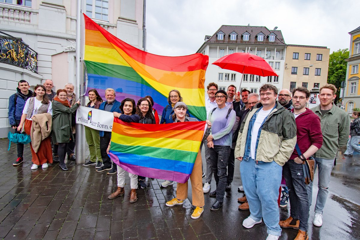 Der Juni steht jedes Jahr im Zeichen der queeren Community. Zum Start des #PrideMonth weht nun als Zeichen für Solidarität und Wertschätzung die Regenbogenflagge am Alten Rathaus in #Bonn. Alle Infos in unserer Pressemeldung: bonn.de/pressemitteilu…