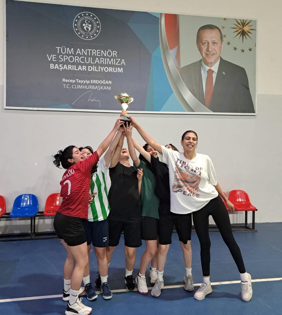 KirikkaleKYGM's tweet photo. 📍 Kaletepe Yurt Müdürlüğü 
"Spor yaşamın kaynağıdır."
Öğrencilerimizin motivasyonunu artırmak için Yenişehir Kapalı Spor Salonunda öğrencilerimizle voleybol maçı düzenlendi. 🏐 Maç süresince heyecanlı ve neşeli anlar yaşandı.
Kazanan dostluk oldu.🏆 https://t.co/agR7NeuFr5