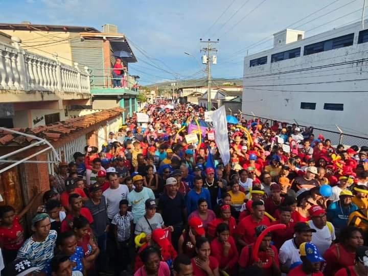 YO♥️CUMANA 🚩 Alcalde de #Cumana 👉.@lossifontes dijo presente desde el pueblo de #Cariaco en el Estado #Sucre en la gran movilizacion de apoyo y respaldo al presidente 👉.@NicolasMaduro 🇻🇪 #31May #AvanzandoConAmor #FelizViernes #Sucre 🚩 .@PartidoPSUV