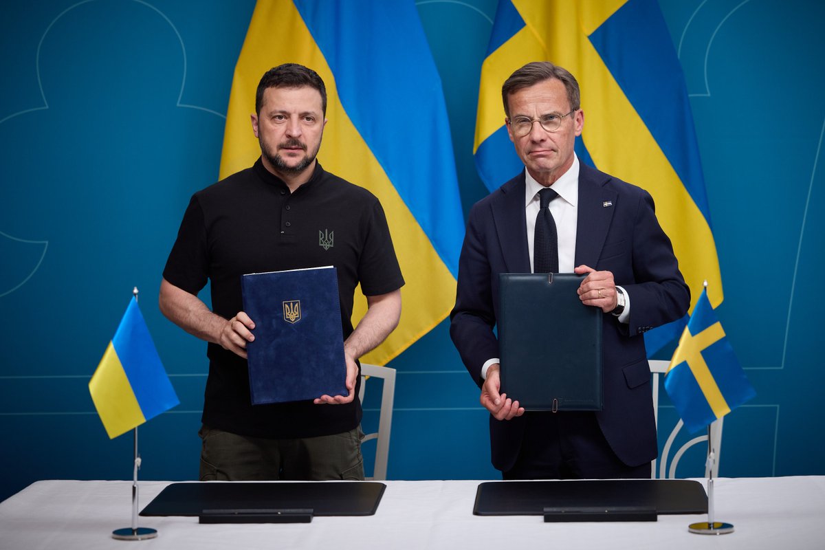 ZelenskyyUa's tweet photo. У Стокгольмі разом із Прем’єр-міністром Швеції Ульфом Крістерссоном підписали Угоду про співробітництво у сфері безпеки. Сильний документ для нашої спільної безпеки.

Військова допомога Україні від Швеції впродовж 2024–2026 років становитиме майже 6,5 млрд євро. Сума допомоги зростатиме протягом десятирічного терміну дії документа.

Унікальна частина угоди – надання спеціалізованих літаків ASC 890, а також перспектива передання Україні літаків JAS 39 Gripen, включно з відповідним навчанням.

Ми також розвиватимемо двосторонню співпрацю щодо локалізації, ремонту, технічного обслуговування та виробництва шведської оборонної продукції в нашій країні.

Дякую Швеції за солідарність із нашою державою та людьми, за цю життєво важливу підтримку для нашого захисту.

🇺🇦🇸🇪