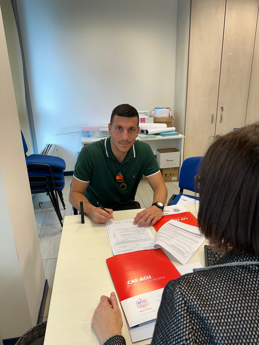 CAFACLI's tweet photo. ...ma se festeggiassimo l'anno del trentennale #CafAcli coi clienti nati proprio il giorno della nostra fondazione: 13.12.93❓🥳

✅Detto 😉Fatto

Qui abbiamo Emanuele, nostro cliente a Modena, accolto e coccolato dai colleghi della sede.

Buon #730conCafAcli #30AnniConCafAcli 🥳 https://t.co/tMWrWxx9Rr