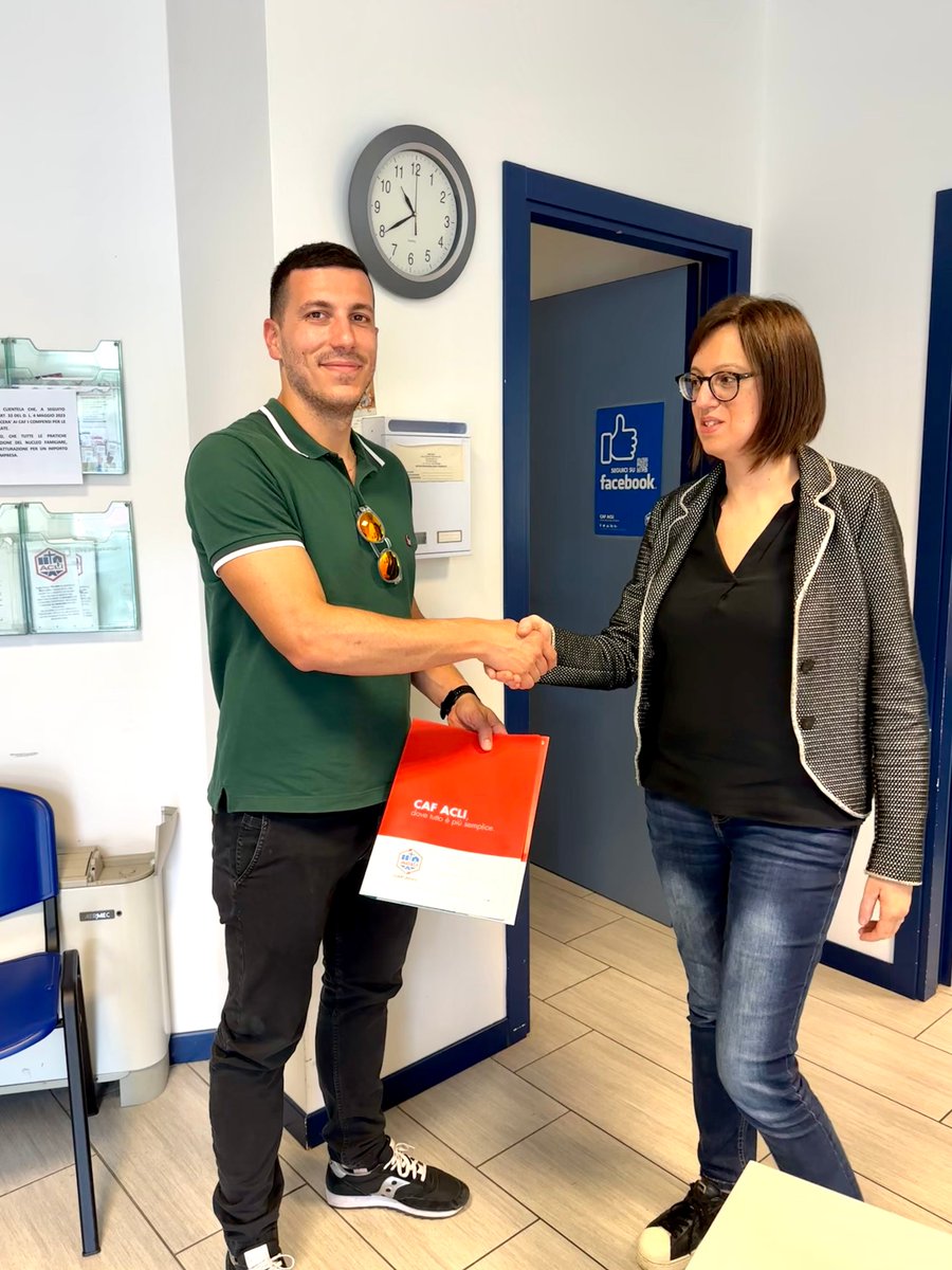 CAFACLI's tweet photo. ...ma se festeggiassimo l'anno del trentennale #CafAcli coi clienti nati proprio il giorno della nostra fondazione: 13.12.93❓🥳

✅Detto 😉Fatto

Qui abbiamo Emanuele, nostro cliente a Modena, accolto e coccolato dai colleghi della sede.

Buon #730conCafAcli #30AnniConCafAcli 🥳 https://t.co/tMWrWxx9Rr