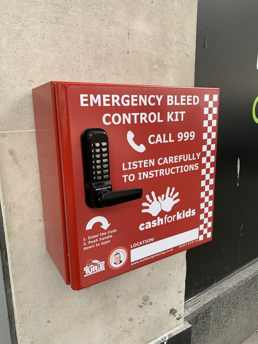 This morning we invited community groups to the unveiling of the first bleed control kit in Bristol funded by @cashforkids. 10 are going up in a bid to tackle knife crime, with this one by Cabot Circus. READ MORE 👉 planetradio.co.uk/greatest-hits/… @RobinsFound @BSFound @BDProads